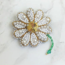 Load image into Gallery viewer, Brooch &quot;Chamomile&quot;
