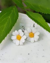 Load image into Gallery viewer, Earrings Chamomile
