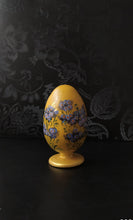 Load image into Gallery viewer, Wooden easter egg &quot;Forget-me-nots&quot;
