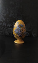 Load image into Gallery viewer, Wooden easter egg &quot;Forget-me-nots&quot;
